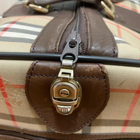 Burberrys Duffle Travel Bag - Picture 9 of 12